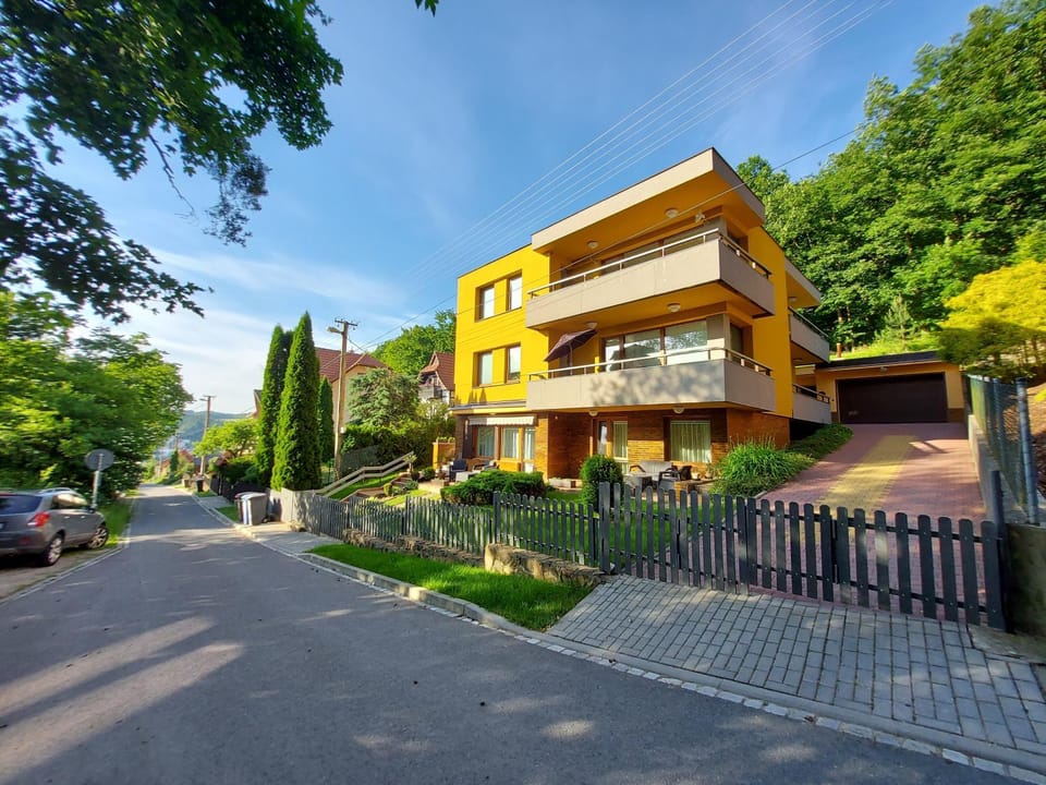 Property building, Day, Neighbourhood, Natural landscape, Garden, Location, Parking