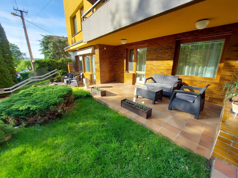 Property building, Day, Garden, Balcony/Terrace, Balcony/Terrace, Seating area, Garden view