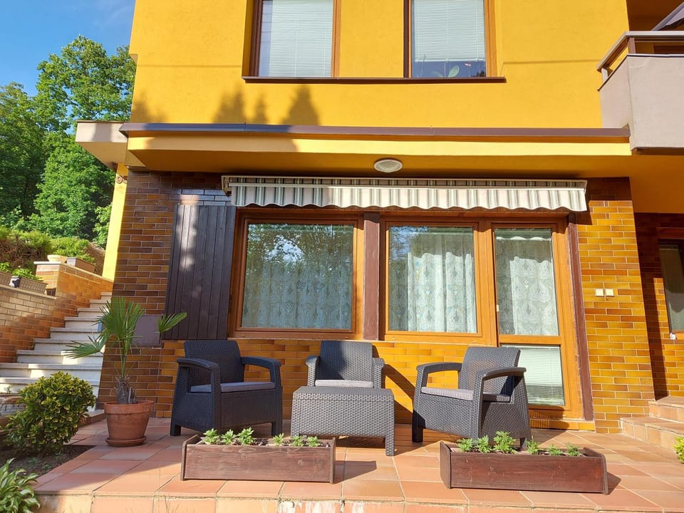 Property building, Day, Balcony/Terrace, Seating area