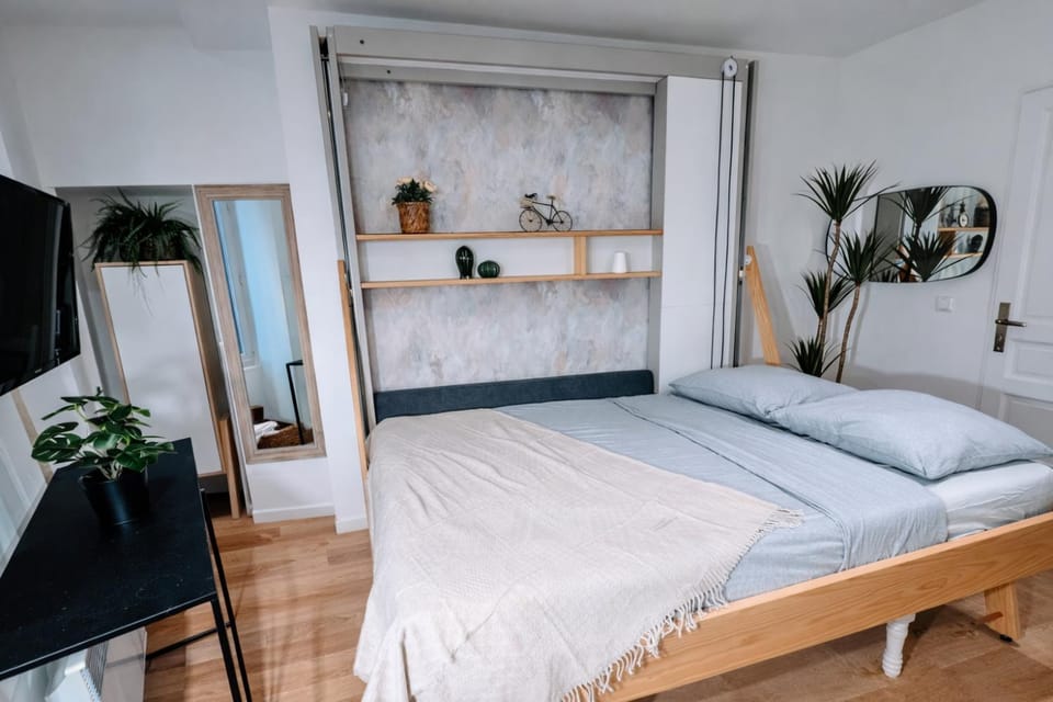 Bed, TV and multimedia, Bedroom