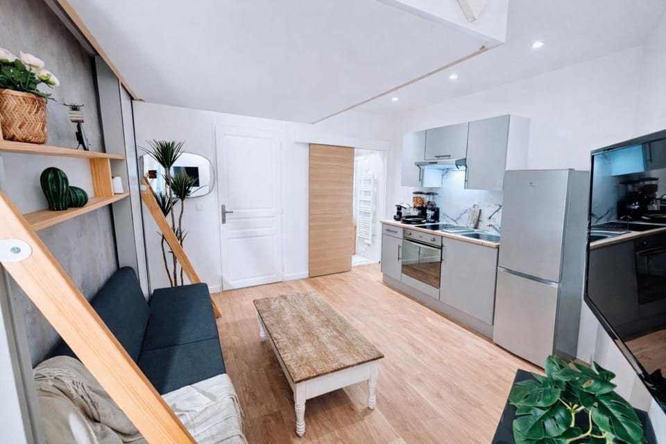 Kitchen or kitchenette, Dining area, oven