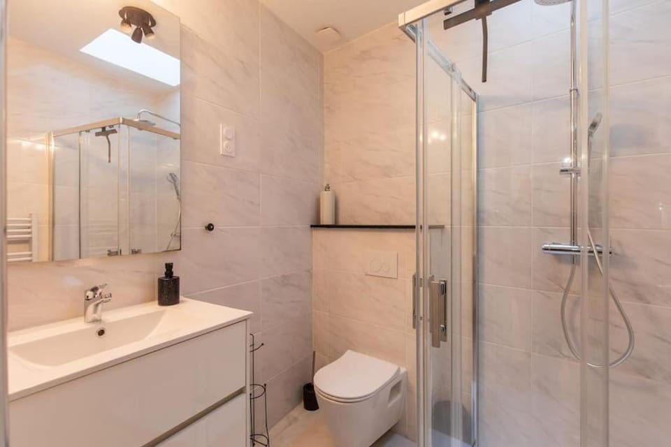 Shower, Toilet, Bathroom, towels