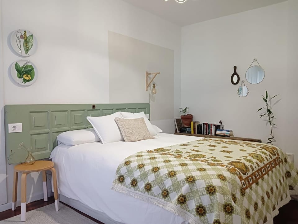 Photo of the whole room, Bedroom
