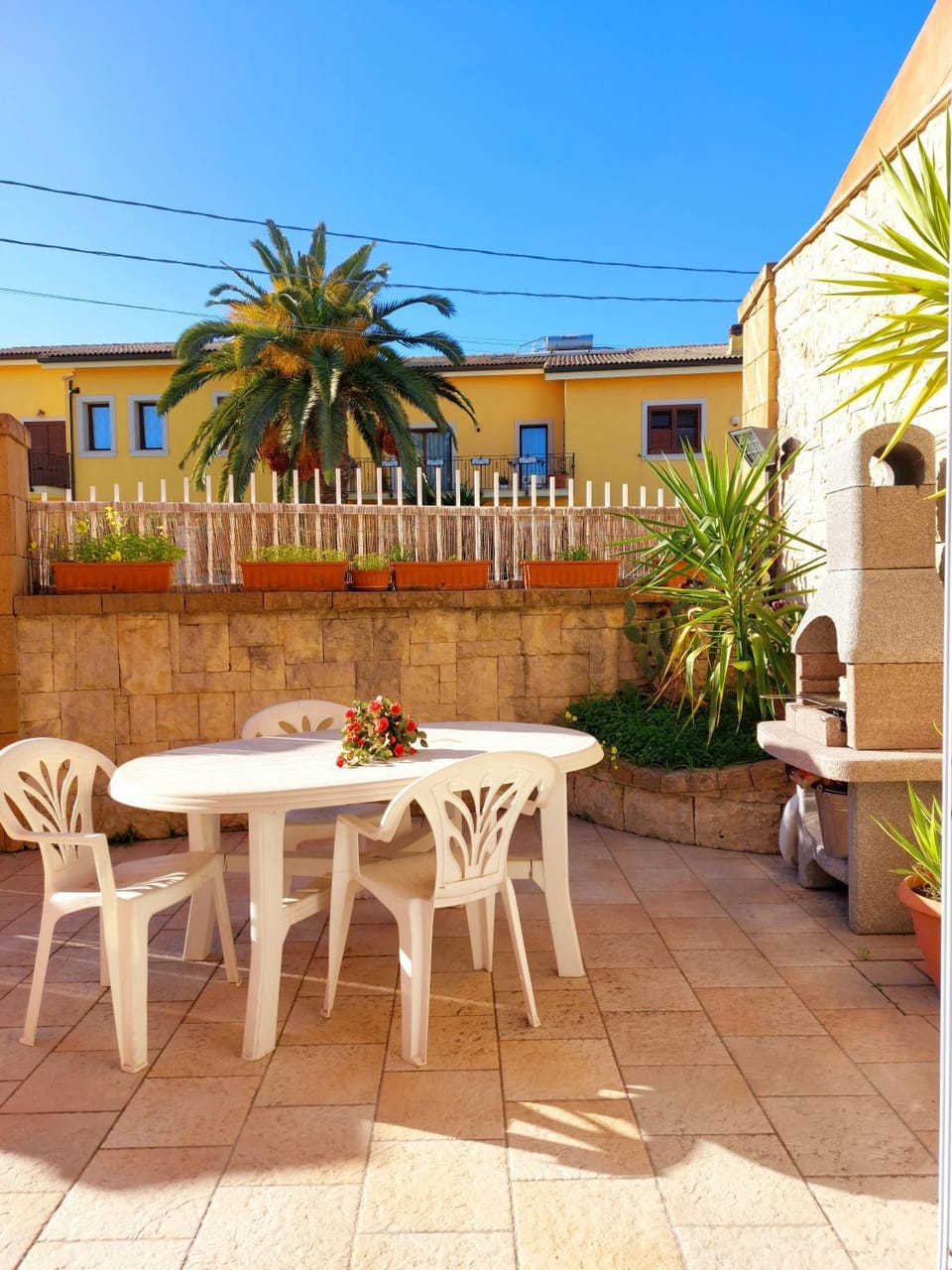 Property building, Day, Garden, Balcony/Terrace