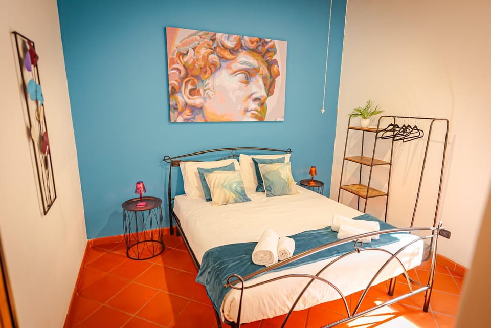 Bed, Photo of the whole room, Decorative detail, Bedroom
