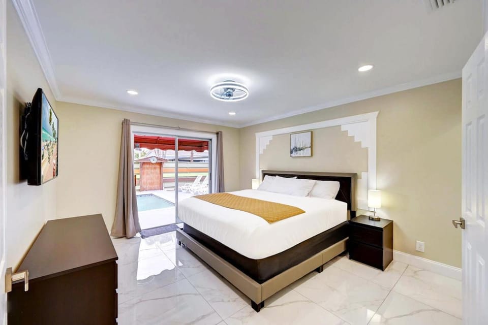 Bed, TV and multimedia, Bedroom