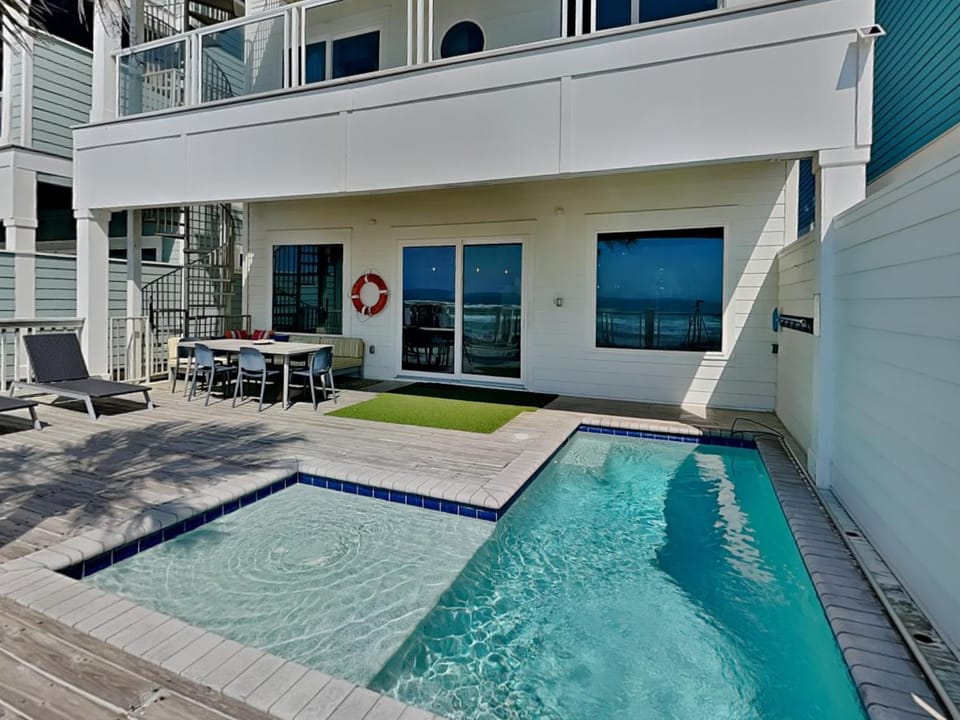 Patio, Hot Tub, Balcony/Terrace, Seating area, Dining area, Sea view, Swimming pool