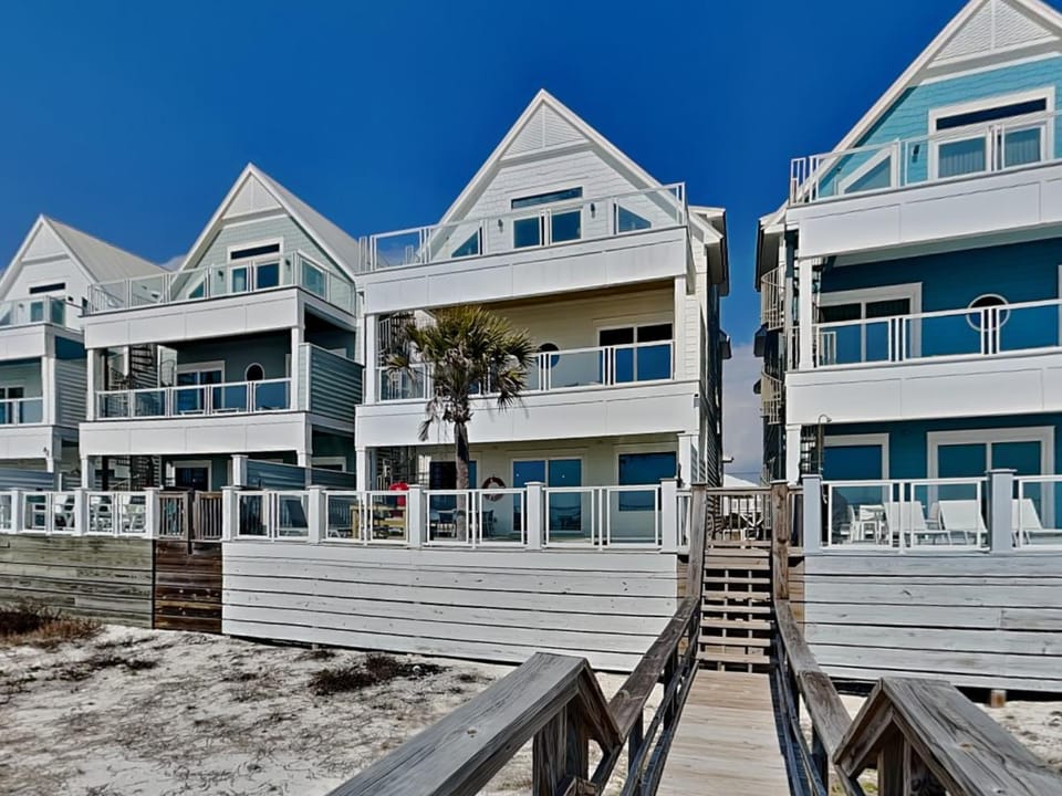Property building, Balcony/Terrace, Beach