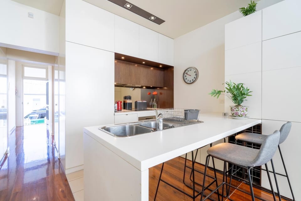 Kitchen or kitchenette, Seating area, stove