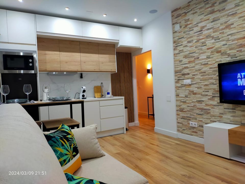 Communal lounge/ TV room, Kitchen or kitchenette, Living room, minibar, stove