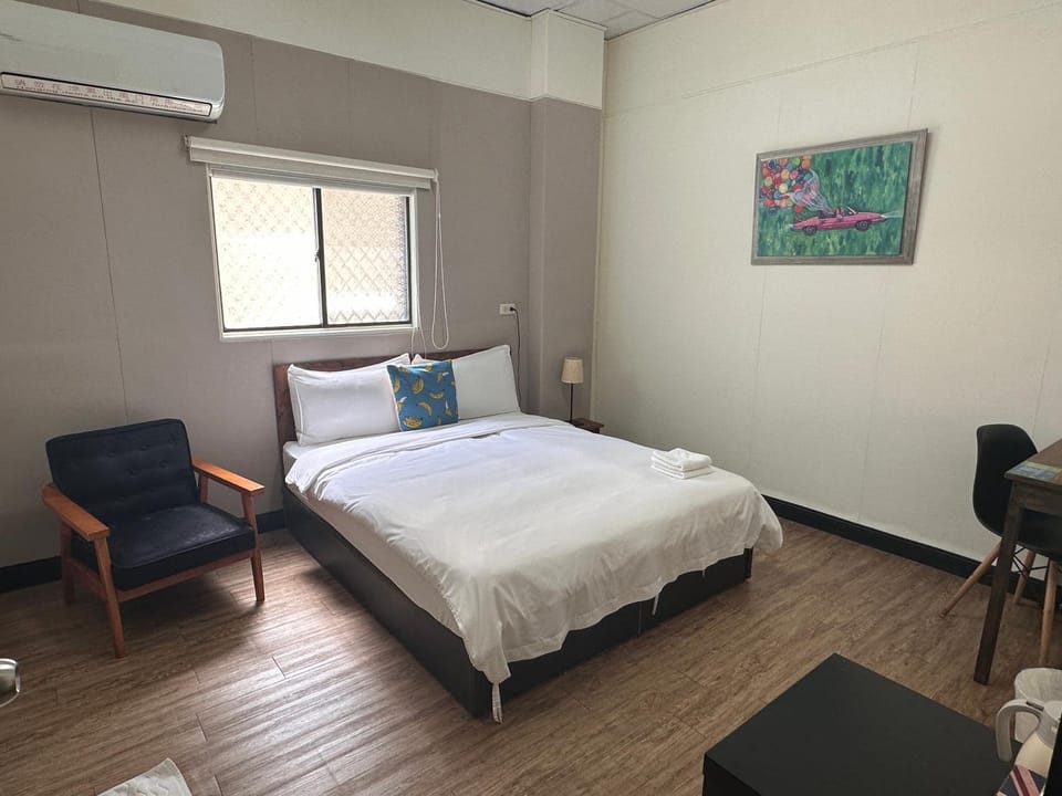Photo of the whole room, Bedroom