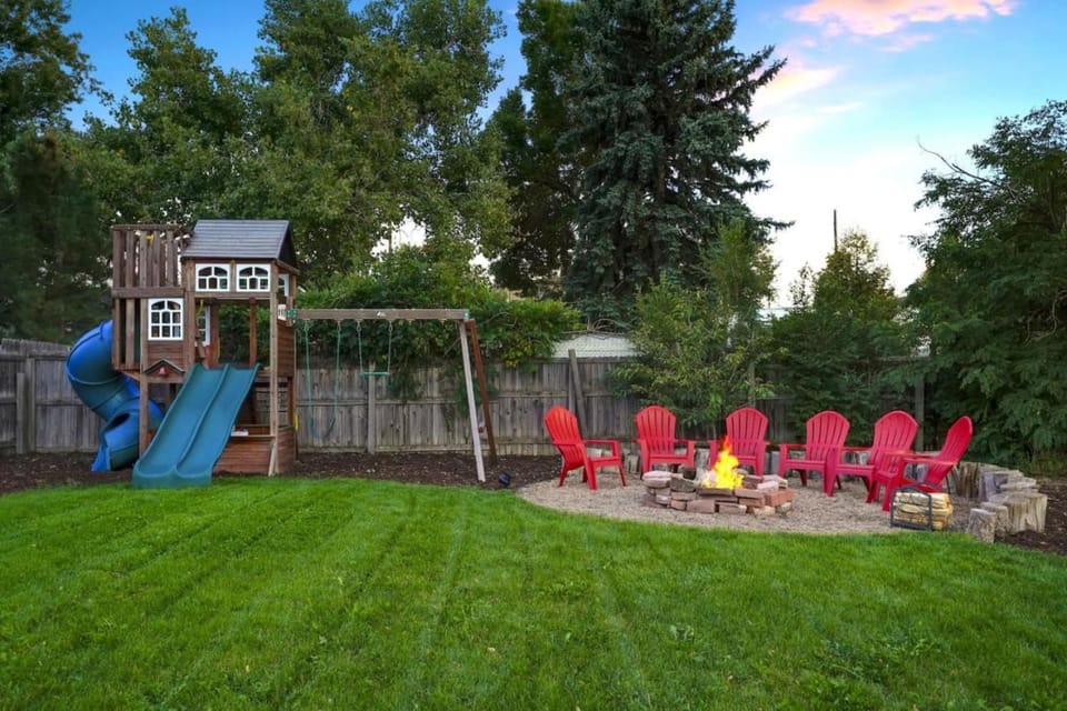 Shakedown St HOT TUB Fire Pit and 4 Miles to DT House in Denver