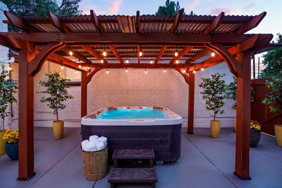 Unforgettable Stay HOT TUB and Fire Pit and 4 Miles to DT Denver House in Denver