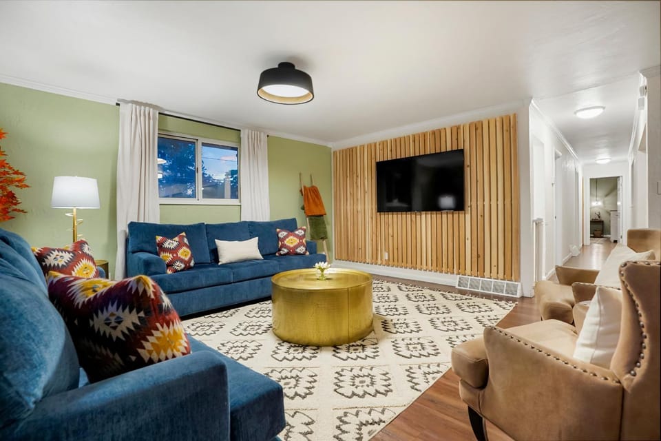 Unforgettable Stay HOT TUB and Fire Pit and 4 Miles to DT Denver House in Denver