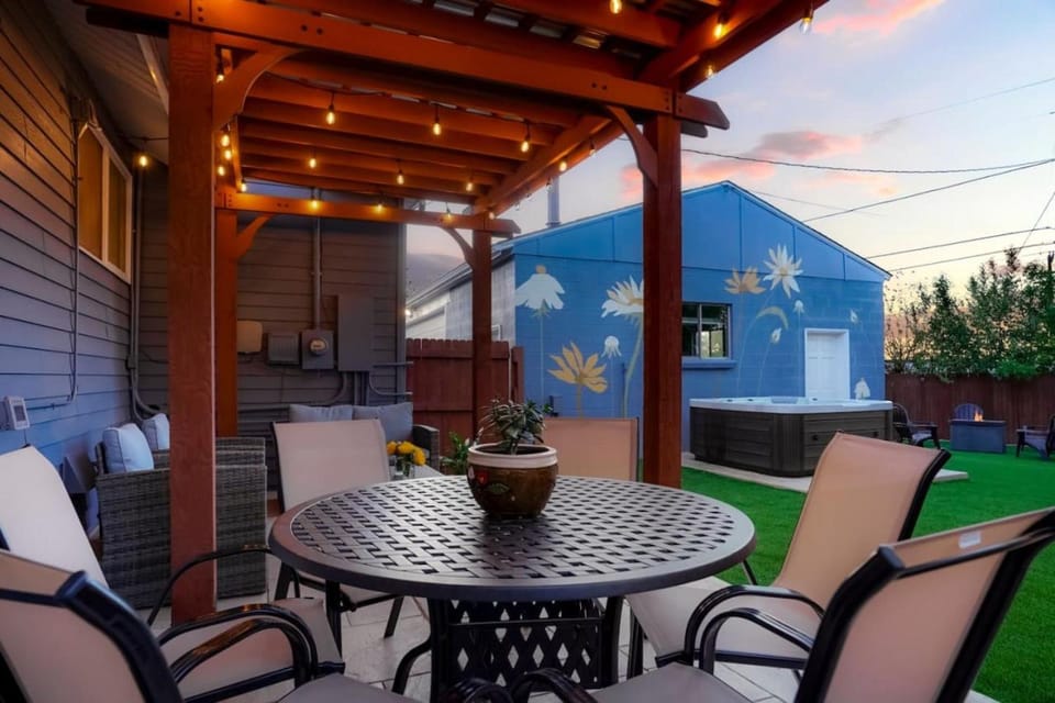 One of a Kind Home with HOT TUB Pool Table and Fire Pit 4 Miles to DT House in Denver
