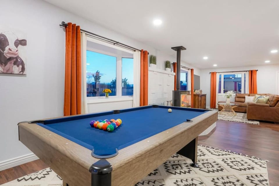 One of a Kind Home with HOT TUB Pool Table and Fire Pit 4 Miles to DT House in Denver