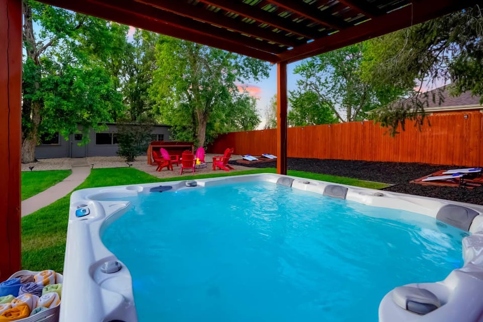 Best Experience in Denver HOT TUB and FIRE PIT 4 miles to DT House in Denver