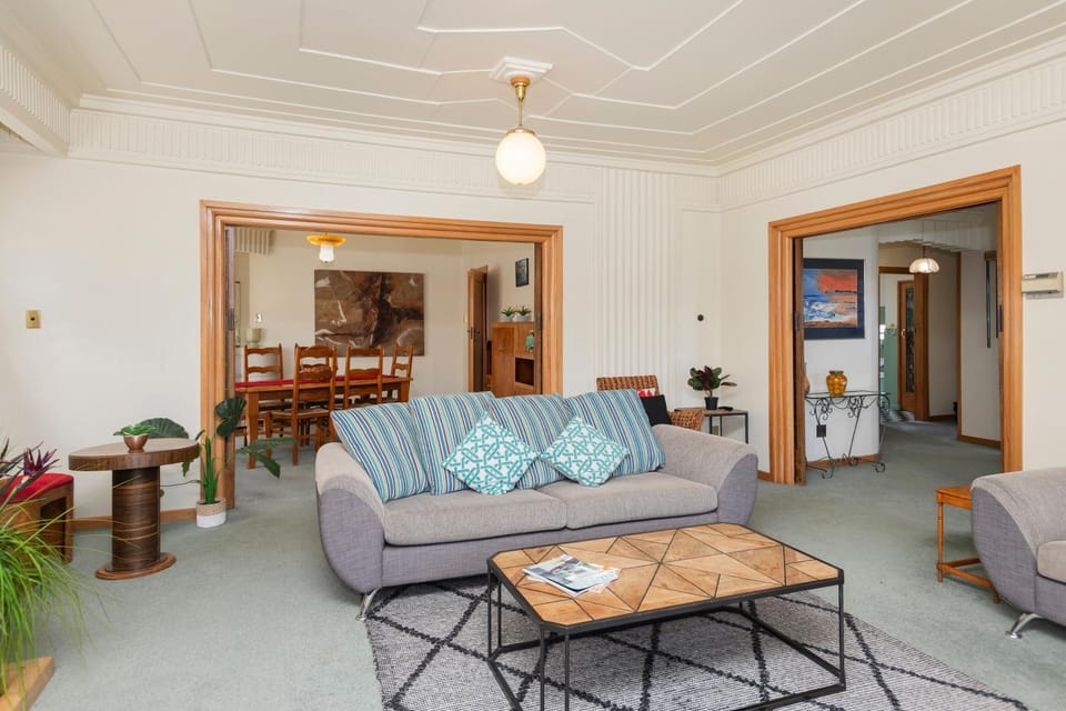 Art Deco Charm - Amazing River Views Inner City House in Gisborne