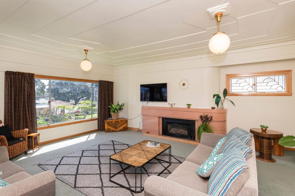 Art Deco Charm - Amazing River Views Inner City House in Gisborne