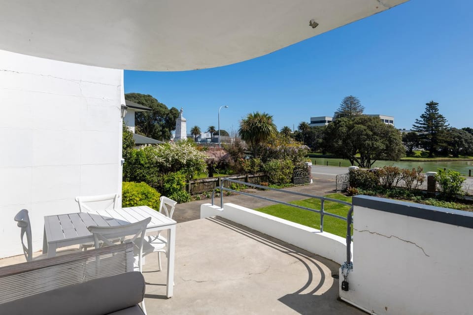 Art Deco Charm - Amazing River Views Inner City House in Gisborne