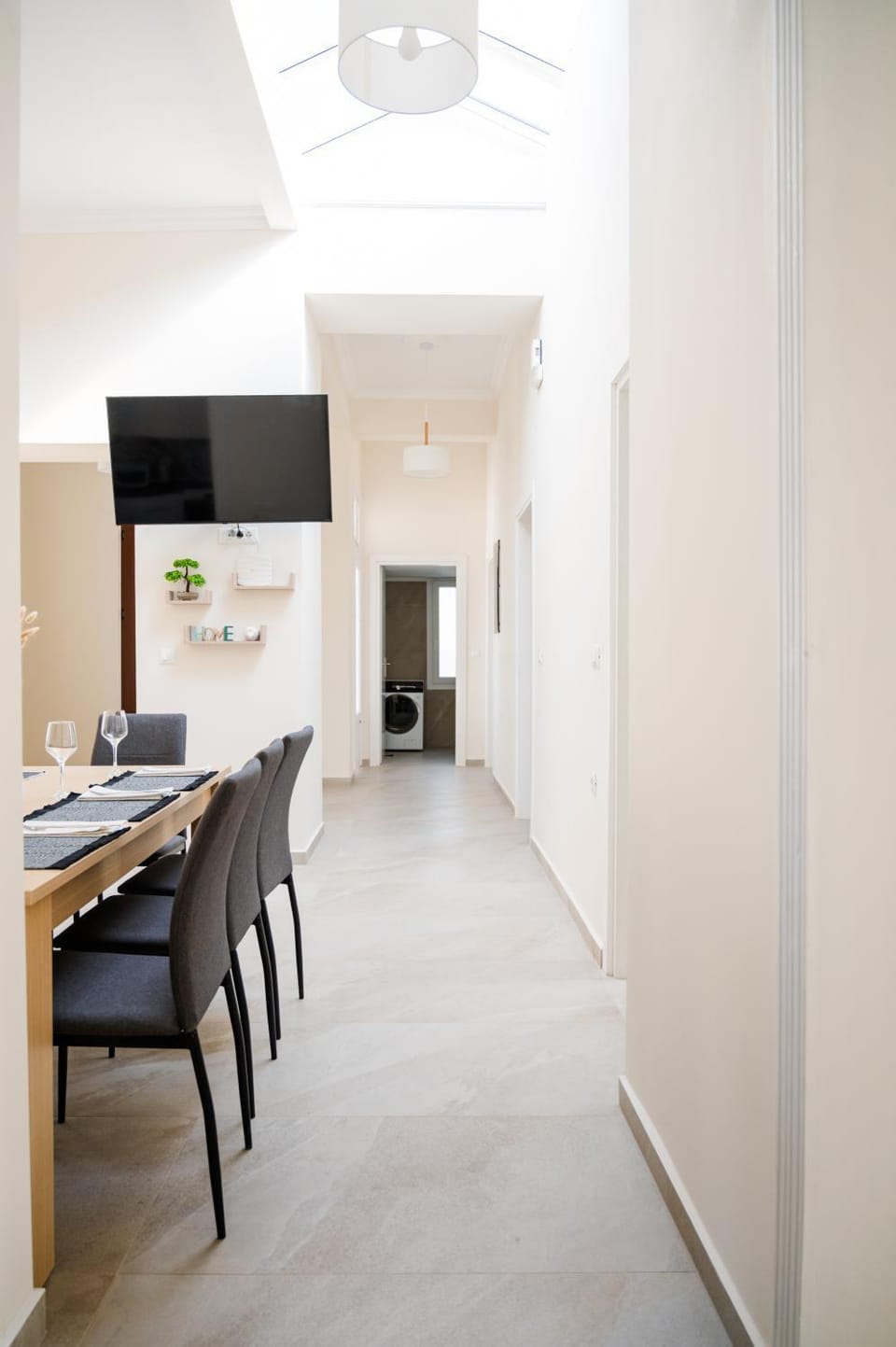 TV and multimedia, Kitchen or kitchenette, Living room, Seating area, Dining area