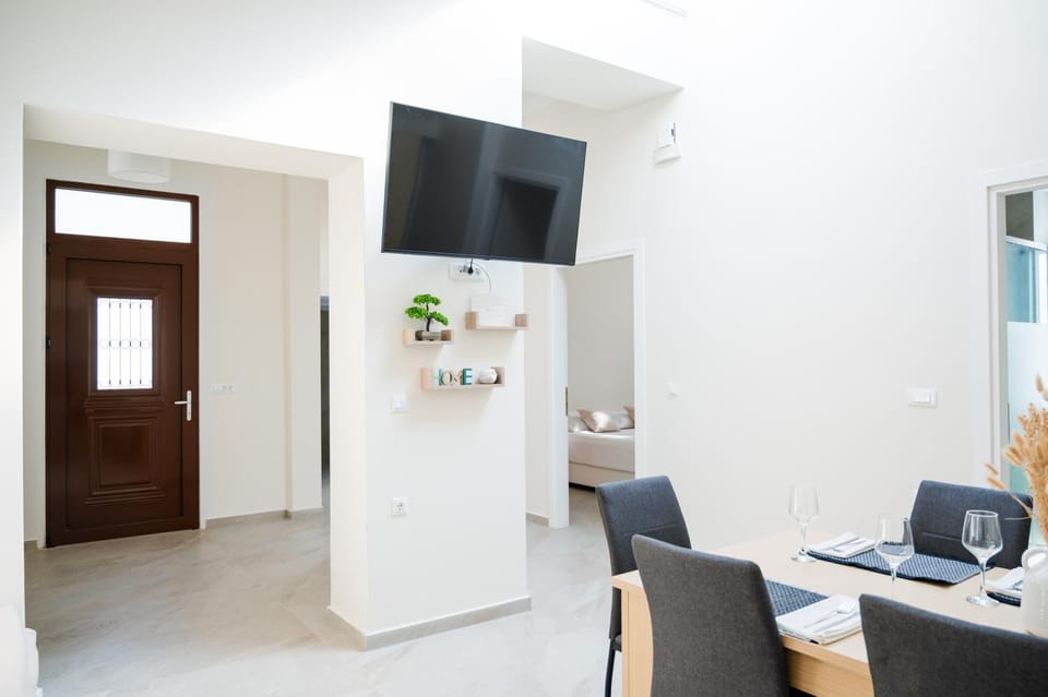 Communal lounge/ TV room, TV and multimedia, Kitchen or kitchenette, Living room, Seating area, Dining area, Evening entertainment, air conditioner