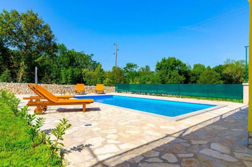 Swimming pool, Location, children, Family