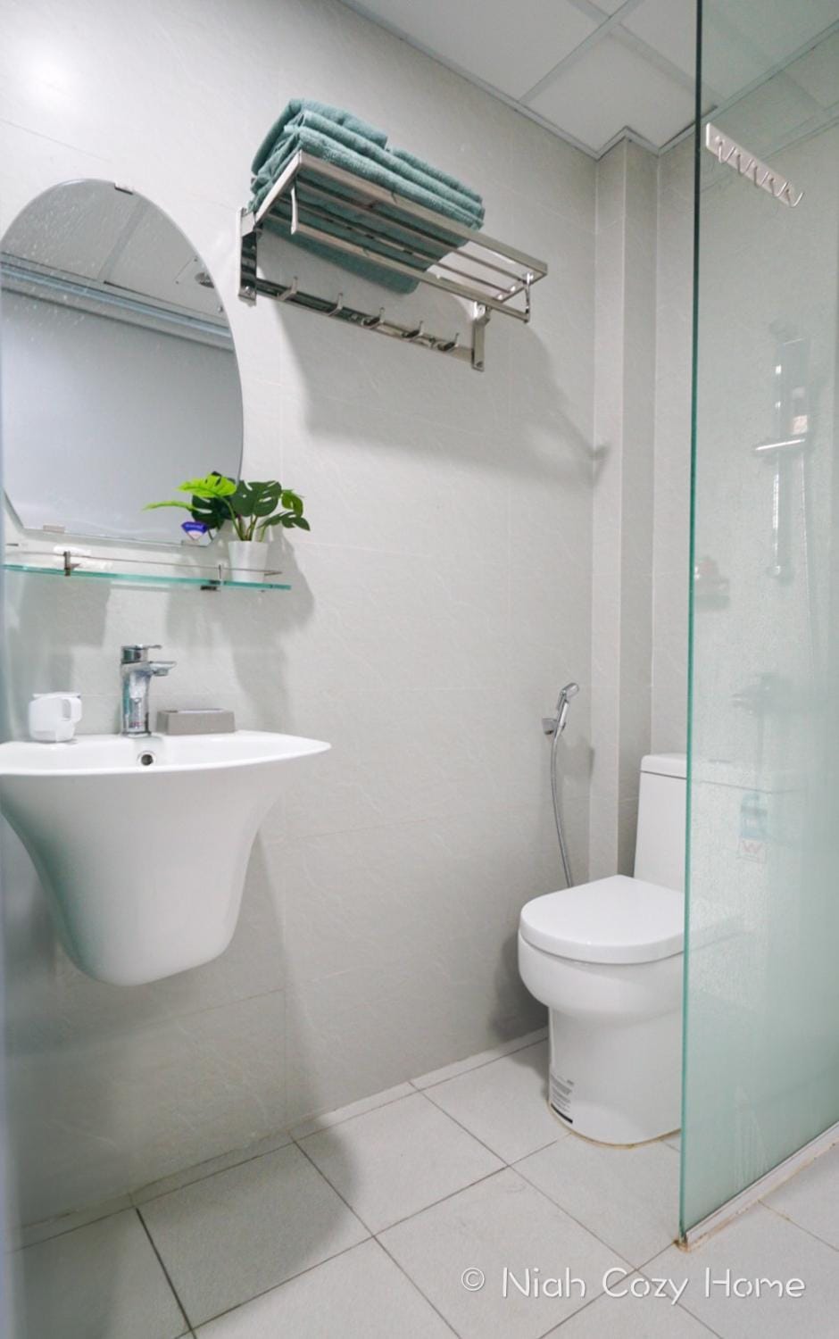 Shower, Toilet, Bathroom, bidet, towels