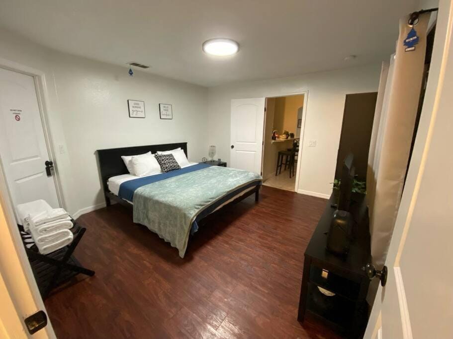Bed, TV and multimedia, Photo of the whole room, Bedroom, towels, wardrobe