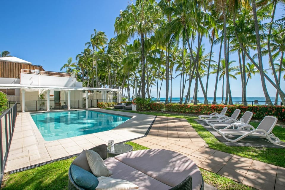 Sea view, Swimming pool, sunbed