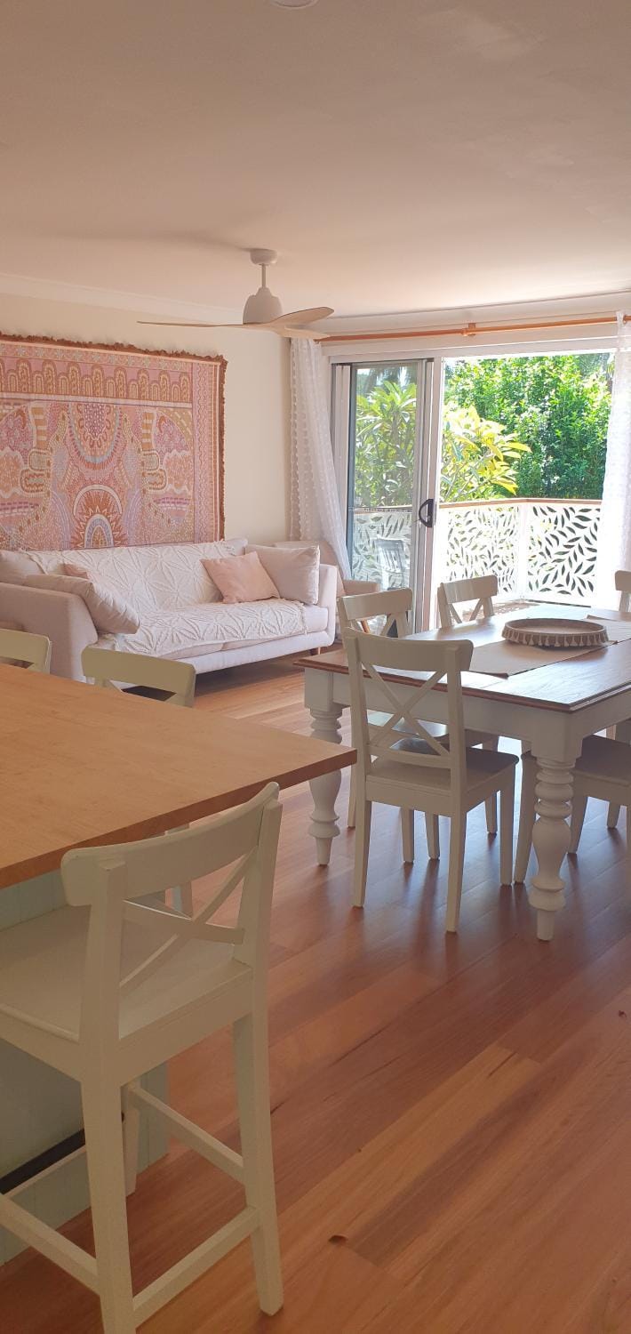 Gold Coast Family Retreat, beach 1 and half kms, shops, full home Apartment in Gold Coast