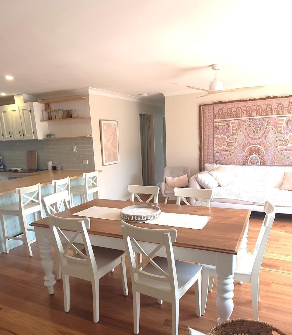 Gold Coast Family Retreat, beach 1 and half kms, shops, full home Apartment in Gold Coast