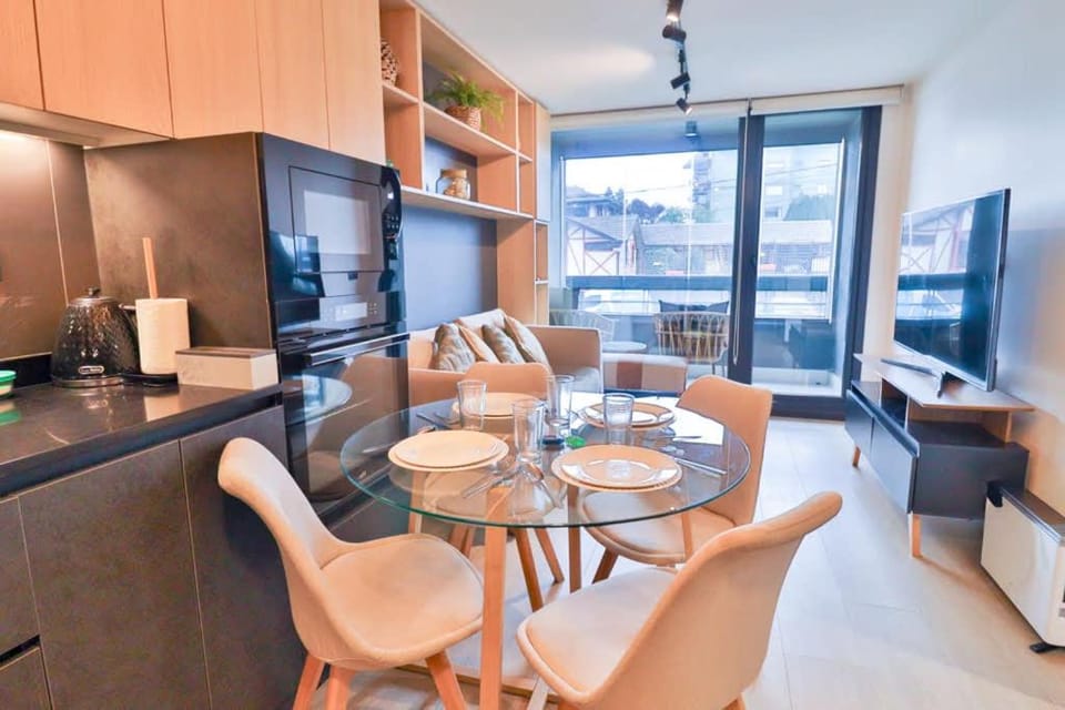TV and multimedia, Kitchen or kitchenette, Living room, Dining area, oven, stove