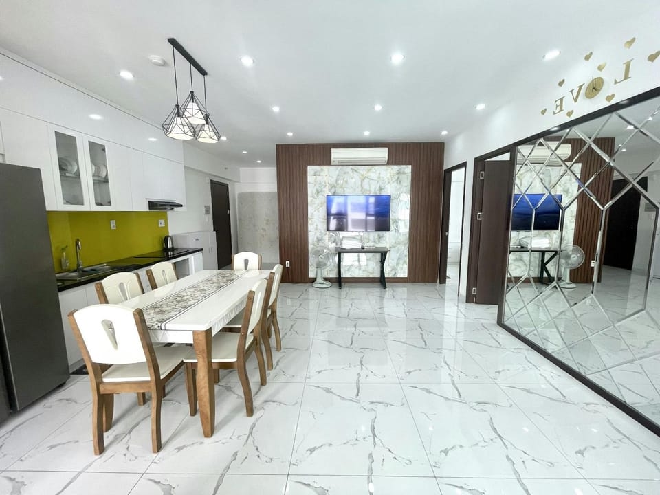 TV and multimedia, Kitchen or kitchenette, Living room, Seating area, Dining area