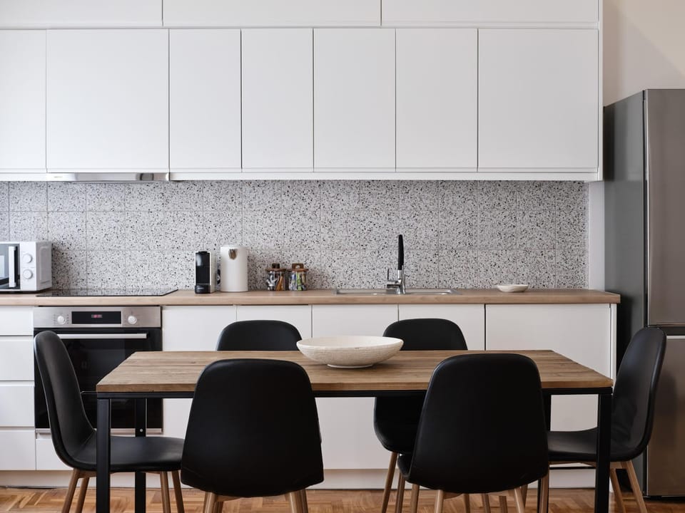 Kitchen or kitchenette, Dining area