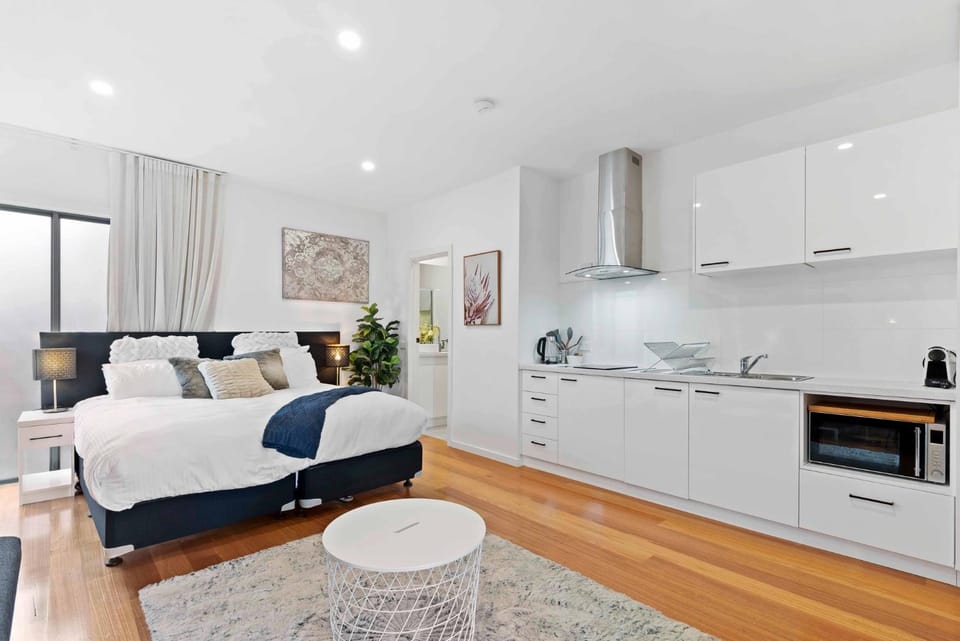 Stunning Studio Apartment Near Public Transport Apartment in Melbourne