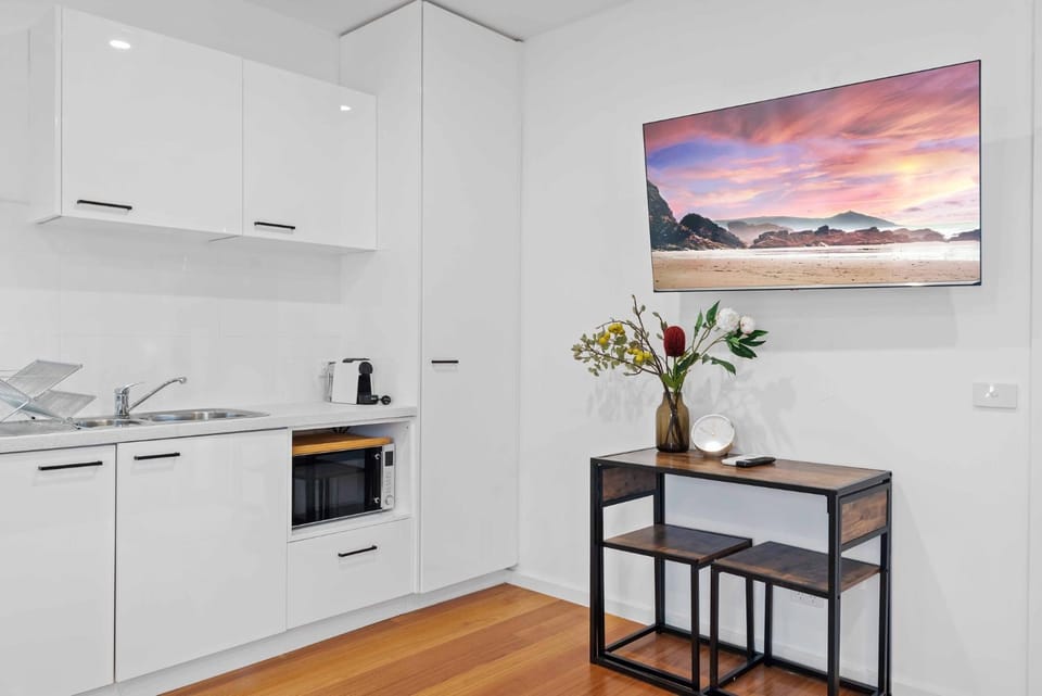 Stunning Studio Apartment Near Public Transport Apartment in Melbourne