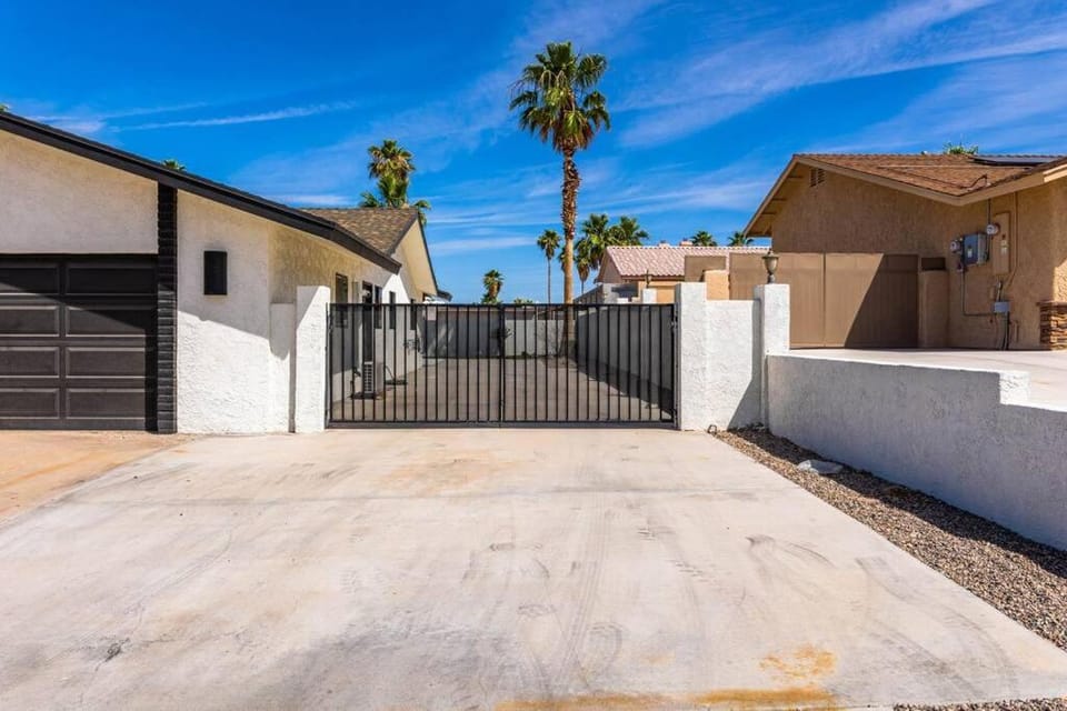 HavaINCREDIBLE Stay Pool Spa Movies EVSE House in Lake Havasu City