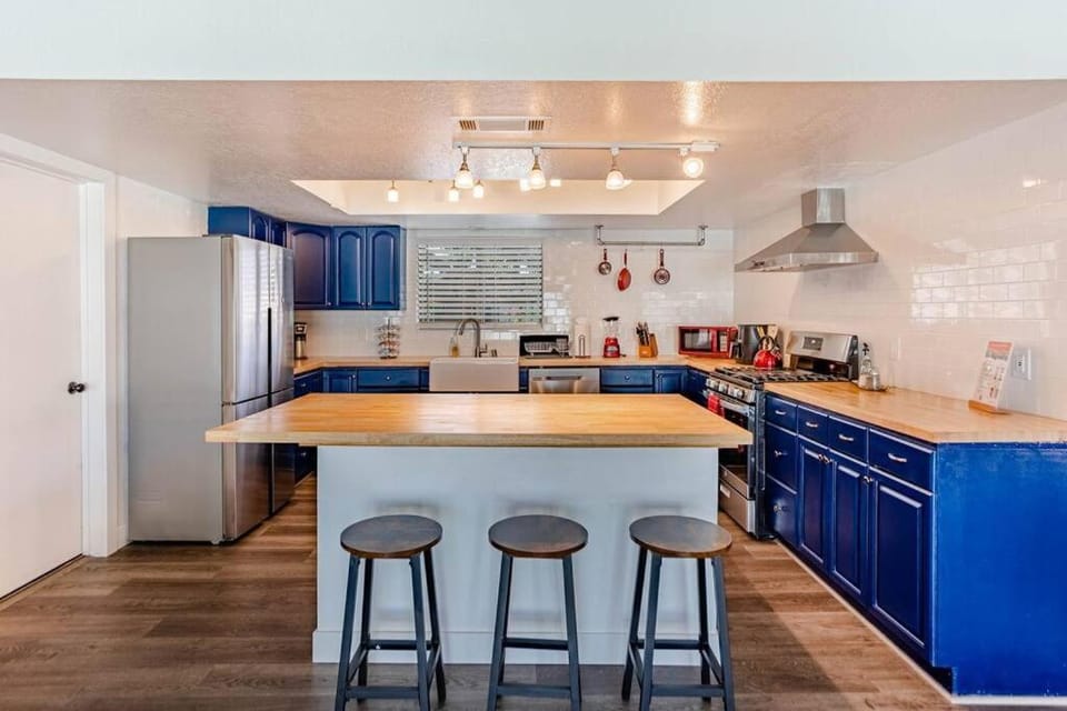 HavaINCREDIBLE Stay Pool Spa Movies EVSE House in Lake Havasu City
