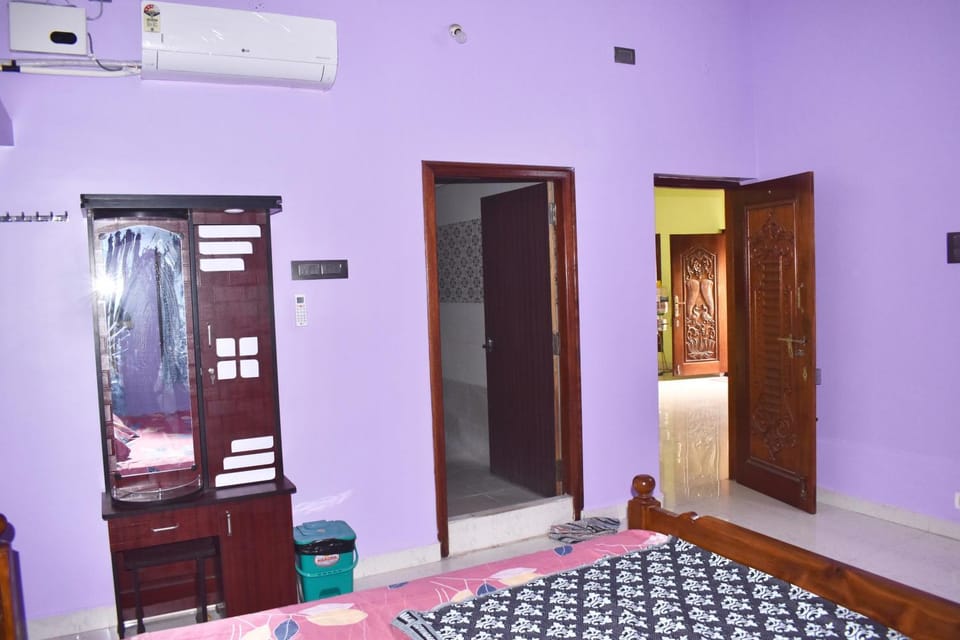 Bed, Photo of the whole room, Bedroom, fireplace, air conditioner
