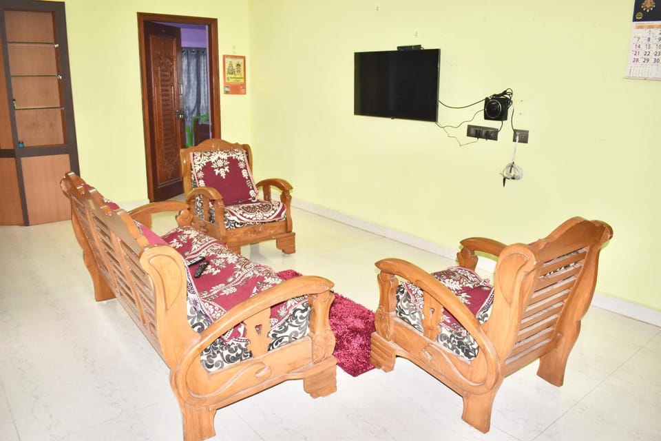 Communal lounge/ TV room, Communal lounge/ TV room, TV and multimedia, Living room, Seating area, Evening entertainment