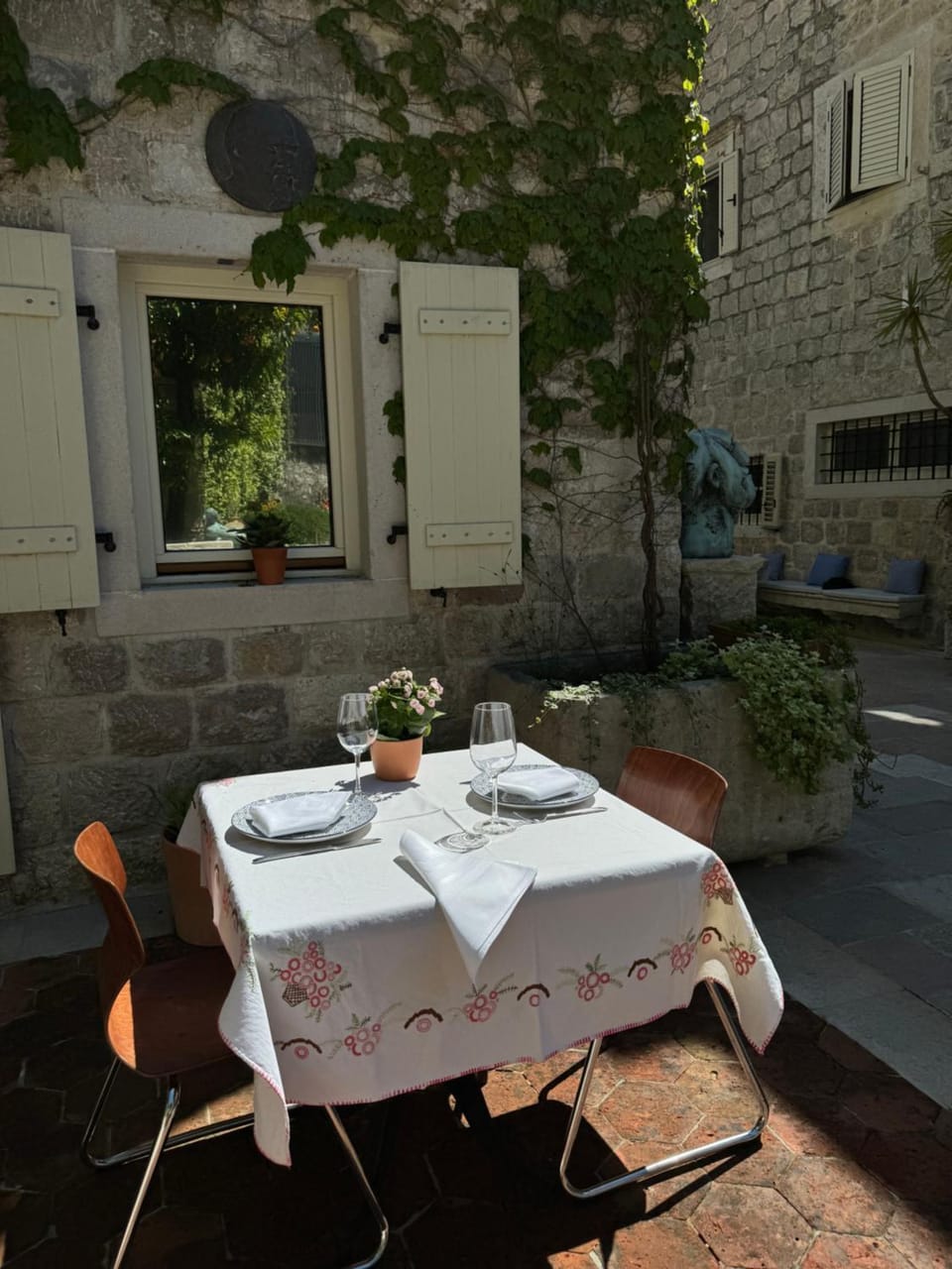 Property building, Day, Seating area, Dining area