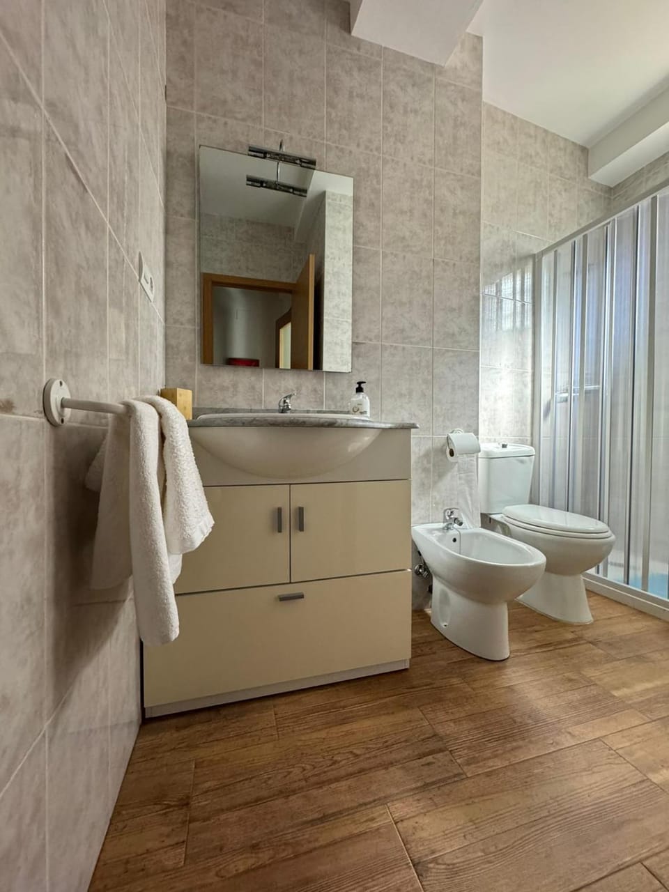 Toilet, Bathroom, bidet, towels