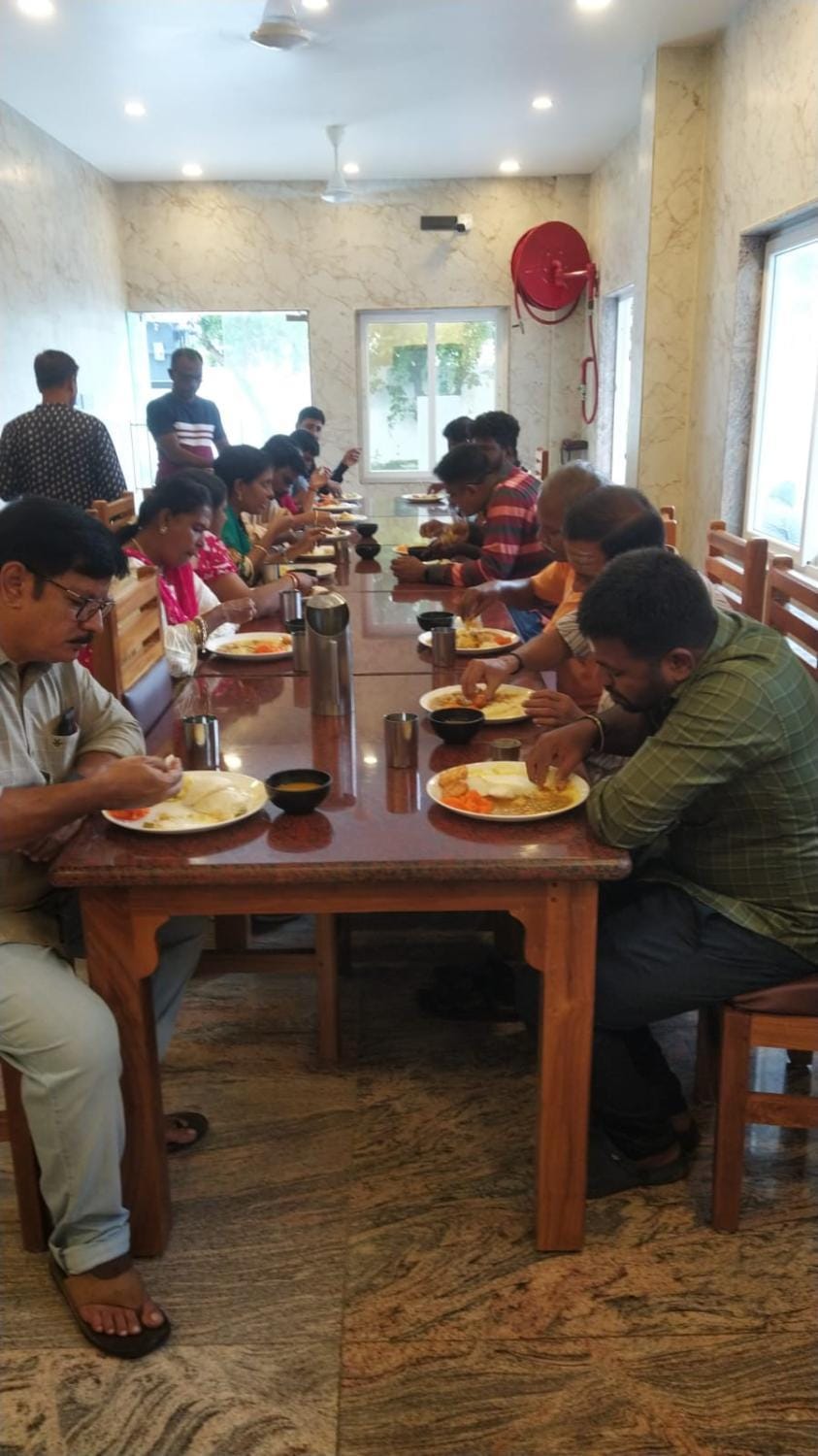 Restaurant/places to eat, Food and drinks, Food, Breakfast, Breakfast, group of guests