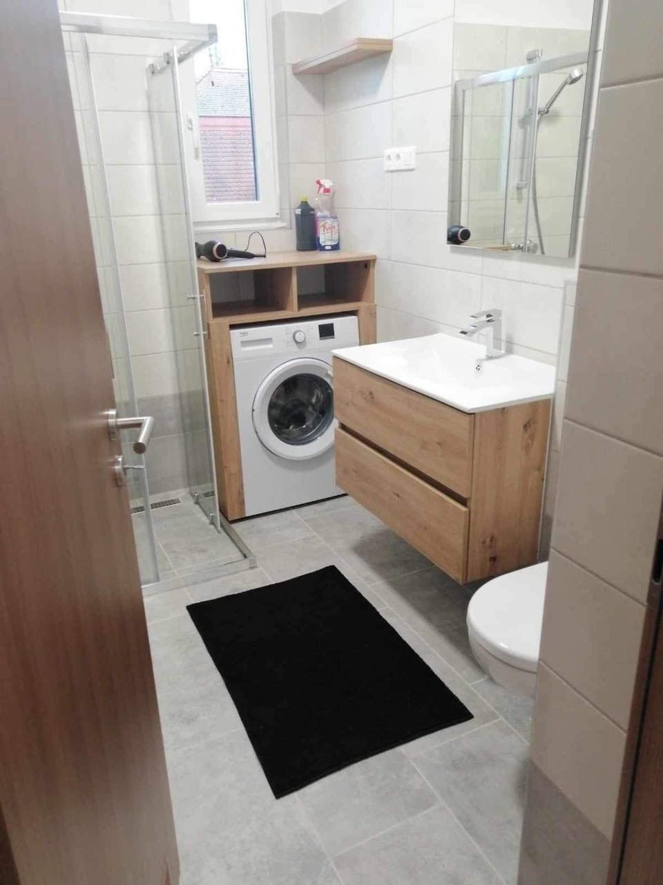 Bathroom, towels, washing machine