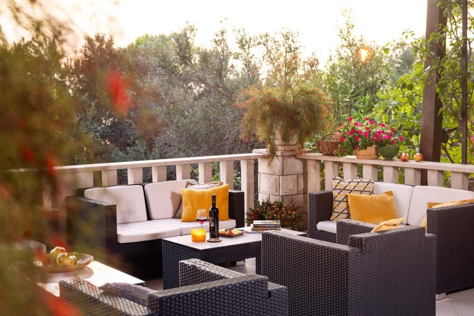 Property building, Balcony/Terrace, Seating area