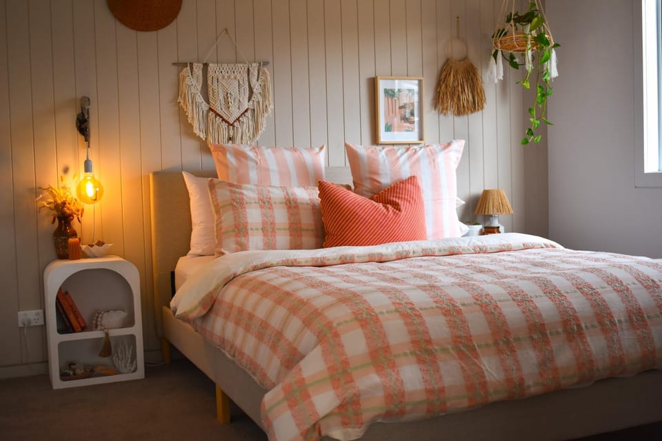 Hilltop Hideaway ~ Bay of Fires House in Binalong Bay