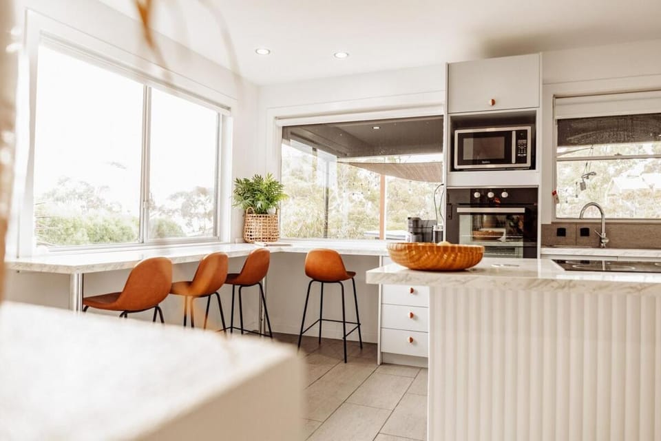 Hilltop Hideaway ~ Bay of Fires House in Binalong Bay