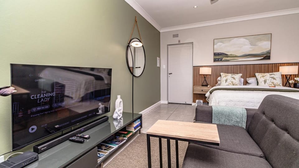 TV and multimedia, Seating area, Bedroom