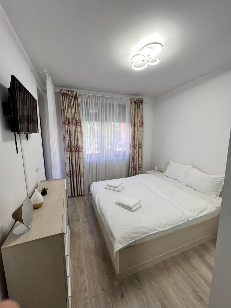 Bed, TV and multimedia, Photo of the whole room, Bedroom